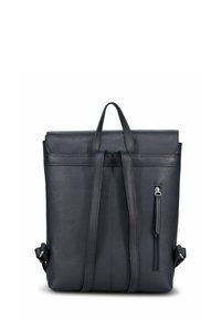 Sac à dos en cuir bleu marine avec une surface texturée, une poignée supérieure, des bretelles réglables et une poche zippee à l'avant. Design minimaliste.