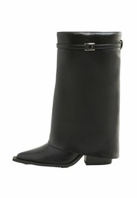 Czarne skórzane botki za kostkę z wysoką, usztywnioną cholewką. Posiadają płaski obcas, spiczasty czubek oraz srebrny akcent z klamrą u góry.
