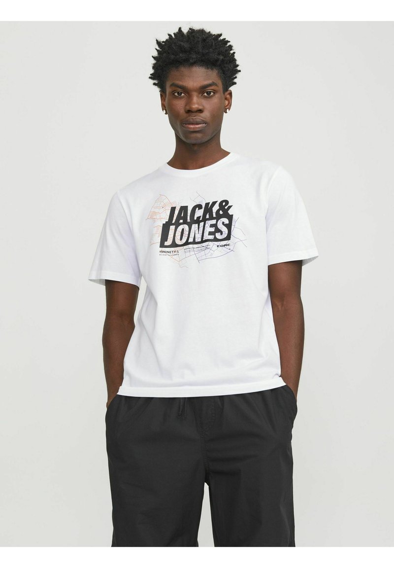 Camiseta blanca de algodón con un estampado gráfico en negro y naranja que incluye el texto "JACK & JONES", cuello redondo y mangas cortas.