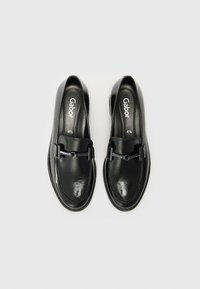 Mocassins en cuir noir avec une texture lisse, dotés d'une boucle décorative et d'un design à bout rond. L'étiquette indique la taille 4,5.
