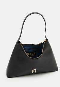 Sac à main en cuir noir de forme triangulaire, fermeture éclair, quincaillerie dorée et intérieur bleu avec une étiquette de marque.