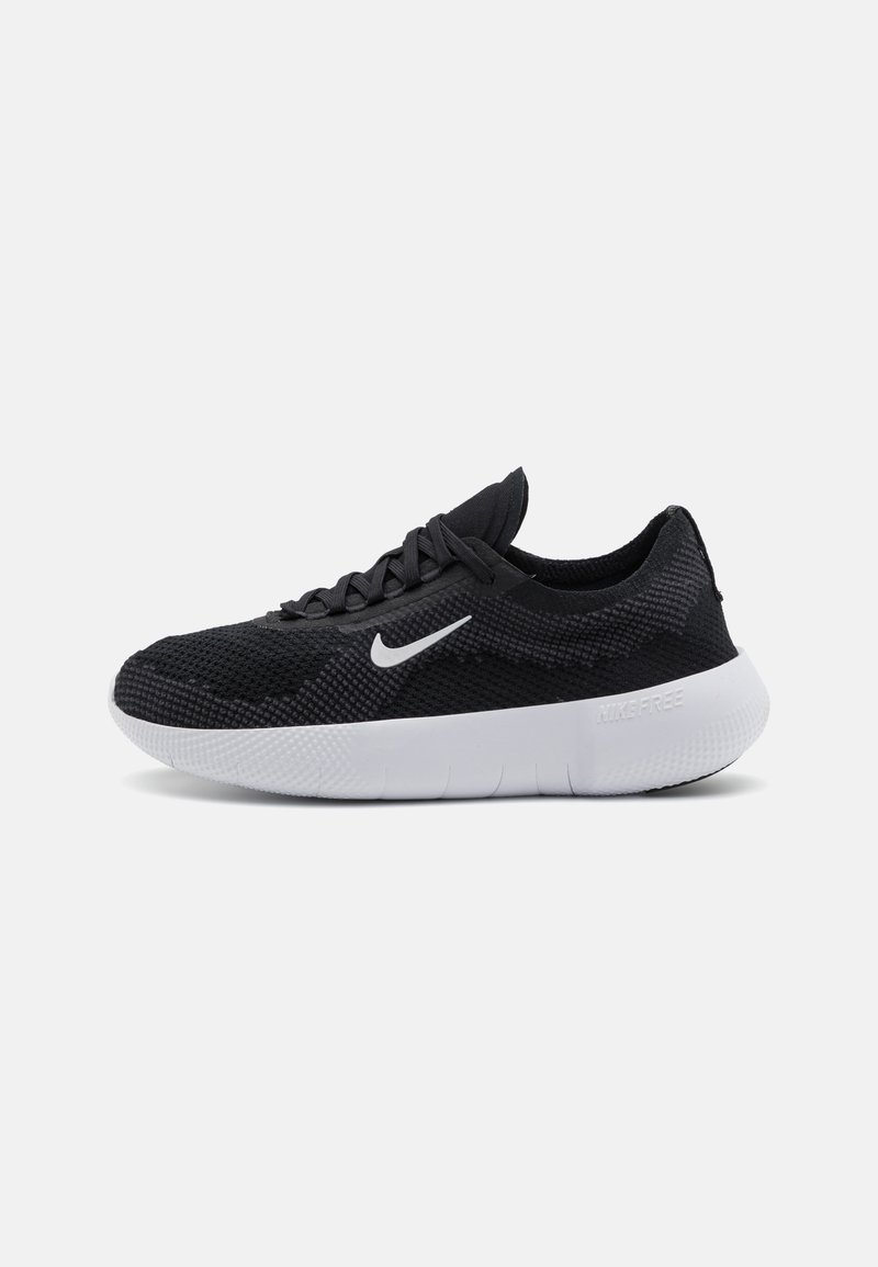 Crna atletska cipela s mrežastim gornjim dijelom, teksturiranim dizajnom, okruglim vrhom, bijelim gumenenim potplatom i Nike logom sa strane.