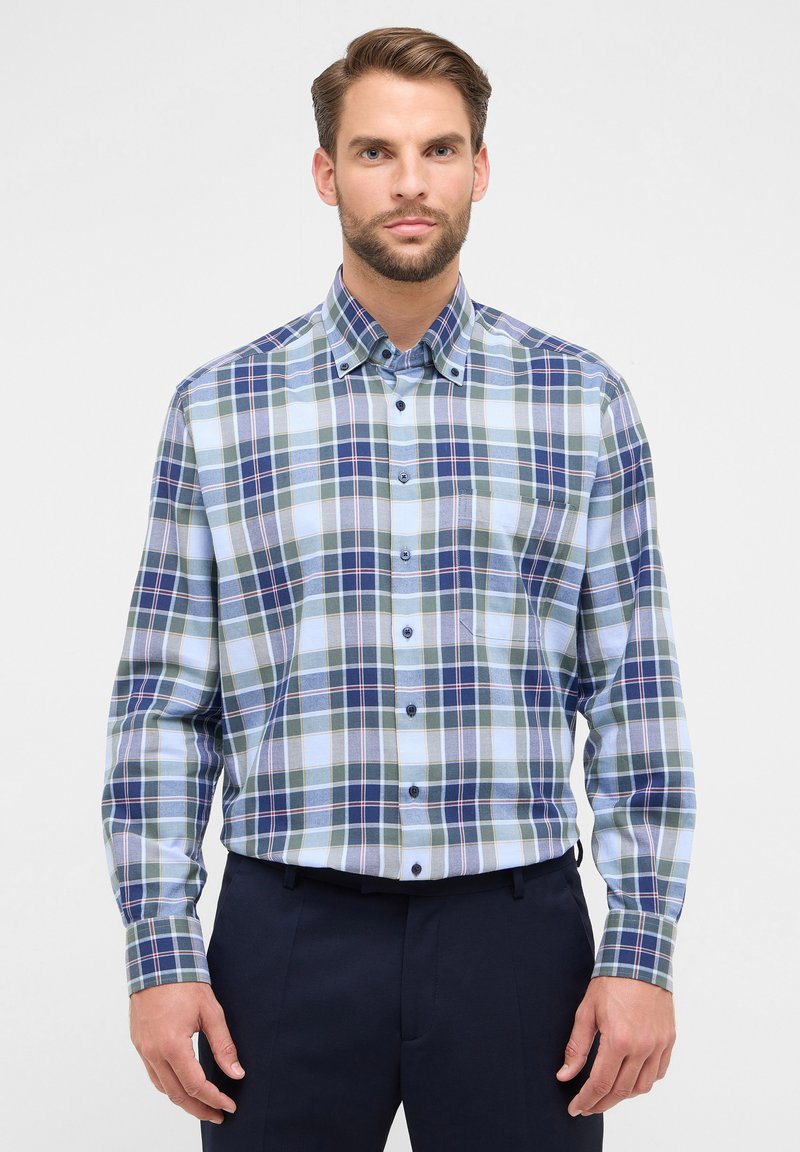Camicia a quadri blu e verde con colletto, caratterizzata da motivi a contrasto, texture del tessuto e una tasca sul petto.