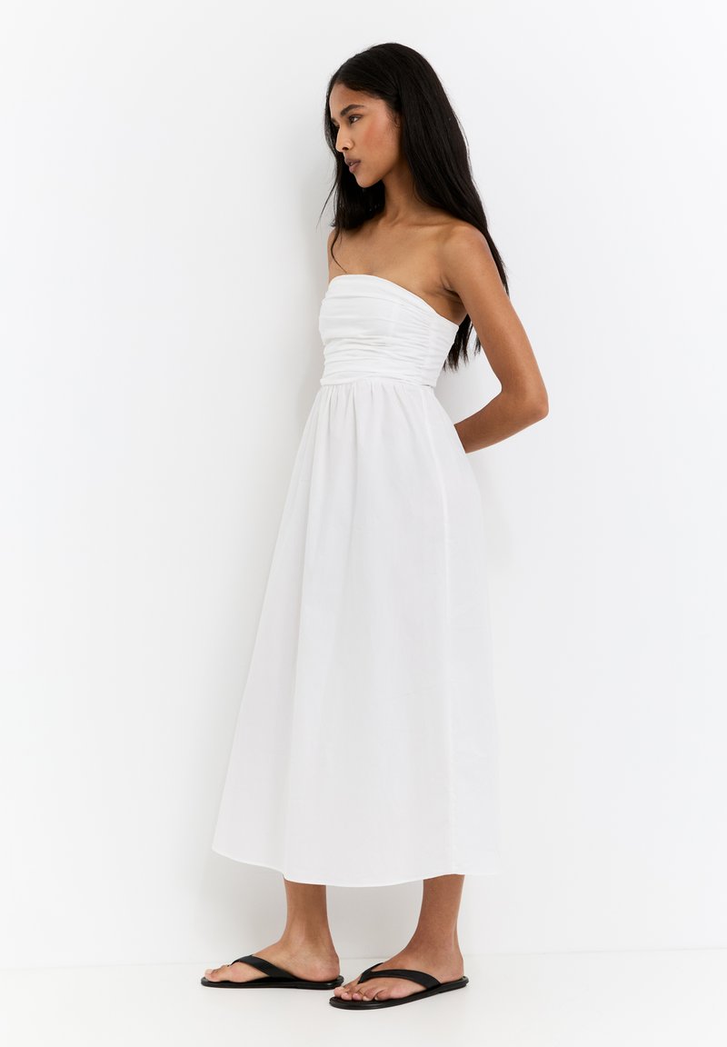 PULL&BEAR - STRAPLESS GATHERED - MIDI DRESS - Freizeitkleid - white, Vergrößern