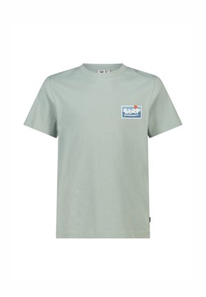 Lichtgroen T-shirt met korte mouwen, ronde hals en een klein blauw-wit "SURF" logo op de linkerborst.