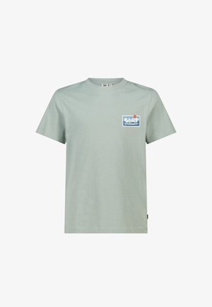 Lichtgroen T-shirt met korte mouwen, ronde hals en een klein blauw-wit "SURF" logo op de linkerborst.