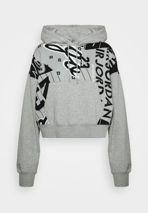 Sudadera con capucha corta gris con bolsillo canguro, texto gráfico en blanco y negro que incluye "Air Jordan" y "23" en el pecho superior y los hombros.