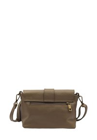 Sac en cuir en taupe avec une finition texturée, doté d'une poche frontale zippée et d'une fermeture à rabat. Bandoulière réglable incluse.