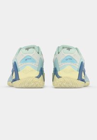 Ténis desportivos azul claro e amarelos com uma sola texturizada, apresentando um design em camadas e detalhes em azul marinho em contraste. Inclui detalhe de marca.