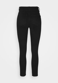 Jeans pitillo negros con cintura alta, dos bolsillos traseros y un material de mezclilla suave y elástico.