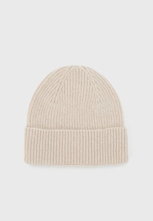 Bonnet en laine tricotée beige clair avec un revers plié et une texture côtelée, conçu pour la chaleur et un port décontracté.