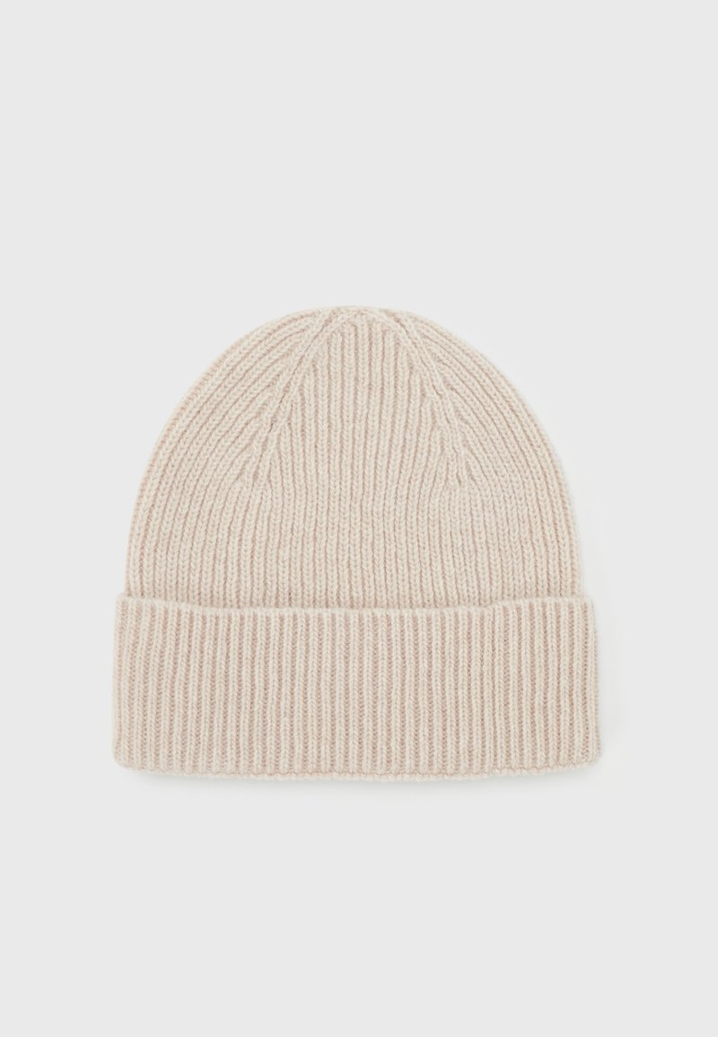 Bonnet en laine tricotée beige clair avec un revers plié et une texture côtelée, conçu pour la chaleur et un port décontracté.
