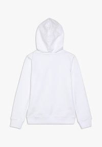 Biała bawełniana bluza z kapturem, z obszernym kapturem, długimi rękawami oraz ściągaczami przy mankietach i u dołu. Gładka struktura bez widocznych wzorów czy akcentów.