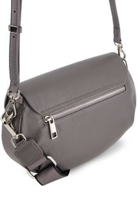 Szara skórzana torba crossbody o teksturowanej powierzchni, z przednią kieszenią na zamek błyskawiczny oraz regulowanym paskiem. Zawiera akcenty z hardware w kolorze srebrnym.