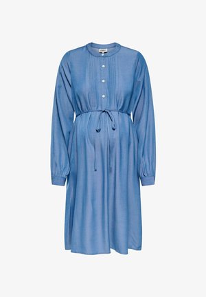 Lyseblå kjole lavet af blødt stof, med rund halsudskæring, knaplukning, plisserede detaljer, lange ærmer og bælte i taljen.