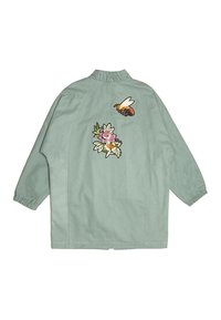 Zielona lekka kurtka z haftem kwiatów i pszczół na plecach, z elastycznymi mankietami i wysokim kołnierzem.