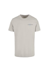 Lys grå bomulds t-shirt med rund hals og korte ærmer, med en blå trykt tekstlogo på venstre brystområde.