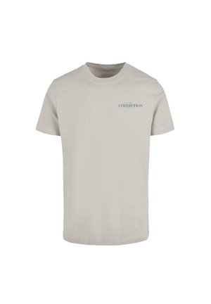 Svetlo siva bombažna majica s kratkimi rokavi in ovratnikom, ki ima modri natisnjen logotip na levem prsnem delu.