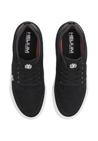 Sorte semskede sneakers med en hvit gummisåle. Funksjoner inkluderer svarte lisser, en polstret tunge og en logo på tungen i hvit.