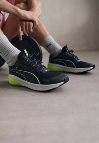 Unselected, black/yellow alert