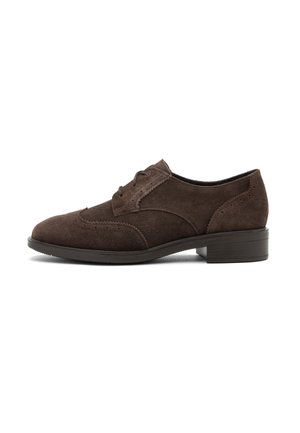 Scarpa oxford da uomo in suede marrone con dettagli brogue e tacco basso impilato, vista dal lato esterno su uno sfondo bianco.