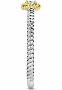 Verdrehter Silberring mit einer goldenen Basis und einem krappen-setzten klaren Stein an der Spitze, der eine glatte, polierte Oberfläche zeigt.