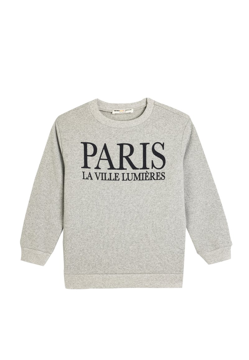 Grijze sweatshirt met een ronde hals en lange mouwen. Aan de voorkant staat "PARIS LA VILLE LUMIÈRES" in donkere letters. Zachte textuur.