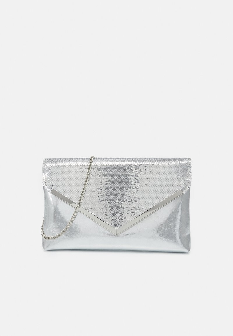 Pochette enveloppe métallique argentée avec rabat à sequins et fine lanière chaîne sur un fond clair uni.