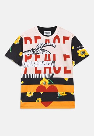 Bavlněné tričko s grafickým mixem květinových vzorů, tučným textem "PEACE" v červené barvě a pruhovanými sekcemi v černé, oranžové a krémové.