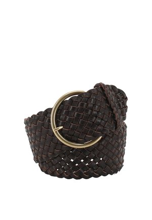 Dunkelbrauner gewebter Ledergürtel mit einer runden goldfarbenen Metallschnalle, auf einem weißen Hintergrund aufgerollt.