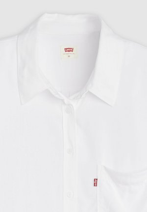 Hvid Levi's skjorte med knapper, krave, brystlomme og rød Levi's logotag på lommen samt label indeni kraven, størrelse 2X.