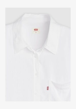 Biała koszula Levi's na guziki z kołnierzykiem, kieszenią na piersi oraz czerwoną metką z logo Levi's na kieszeni i etykietą wewnątrz kołnierza, rozmiar 2X.