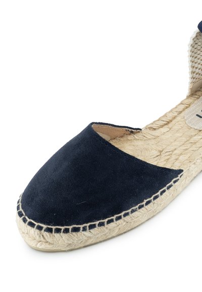 Marineblaue Wildleder-Espadrille mit runder Spitze und Jutesole. Verfügt über eine genähte Kante und einen kontrastierenden beigen Futter.