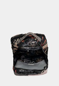 Schwarzer und rosa Stoff-Rucksack mit floraler Innenausstattung. Er verfügt über mehrere Fächer, einen oberen Griff und doppelte Reißverschlüsse.