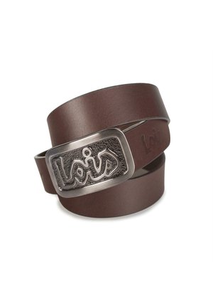Cinturón de cuero marrón con una correa ancha. Presenta una hebilla de metal en tono plateado con una superficie texturizada y un diseño en relieve de "lois".