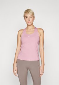 Top senza maniche di colore rosa chiaro realizzato in un tessuto morbido, con scollatura rotonda e un piccolo logo bianco sul petto.
