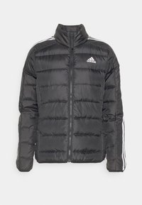 Zwarte pufferjack met ritssluiting, hoge kraag, horizontale stiksels en witte drie-streep accenten op de mouwen.