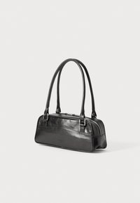 Bolso de mano de cuero negro con dos asas largas, forma rectangular, textura suave, cierre de cremallera y un sutil diseño curvado en la parte frontal.