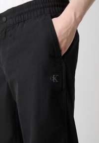 Calvin Klein Jeans CROPPED - Pantaloni - black
