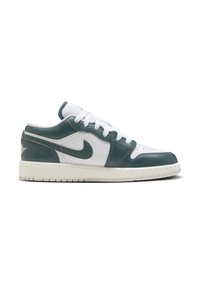 Nike Air Jordan 1 Low sneakers, med en hvid læderoverdel med teal-detaljer, struktureret overflade og hvide snørebånd på en cremefarvet gummisål.