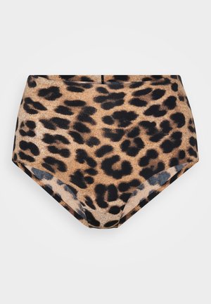 Magas derekú bikini alsó barna és fekete leopárdmintázattal, sima fehér háttérrel.