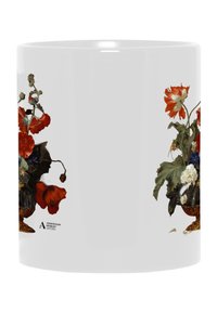 Tazza in ceramica con superficie bianca lucida, decorata con un'opera d'arte floreale colorata in rosso, blu e bianco. Accenti dorati alla base e sui manici.