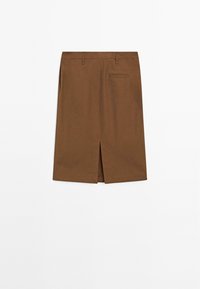 Jupe marron longueur genou avec passants pour ceinture, une fente au dos et une poche passepoilée sur le côté droit.