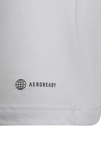 Weißes Sportshirt mit glatter Textur, kurzen Ärmeln und einem schwarzen "AEROREADY"-Logo neben einer Globusgrafik nahe dem Saum.