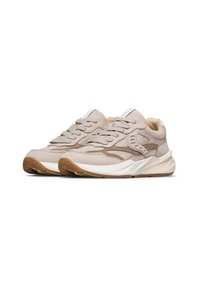 Sneakers beige in suede e pelle con dettagli in rete, caratterizzati da una suola intermedia testurizzata, design con lacci e suola in gomma con motivo.