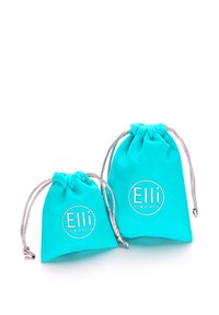 Türkiissinised jooneltäidetavad kotid, mis on valmistatud pehmest kankast, hõbedaste aktsentidega ja ringikujulise logoga, millel on tekst "Elli WE ♥ JEWELS." Kahte suurust on saadaval.