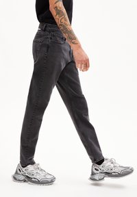 ARMEDANGELS AARJO TARPA - Vaqueros tapered - smoked
