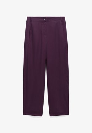 Spodnie o prostej nogawce i wysokim stanie w ciemnym fiolecie, z bocznymi kieszeniami, szlufkami na pasek, zapięciem na guzik i zamkiem błyskawicznym.