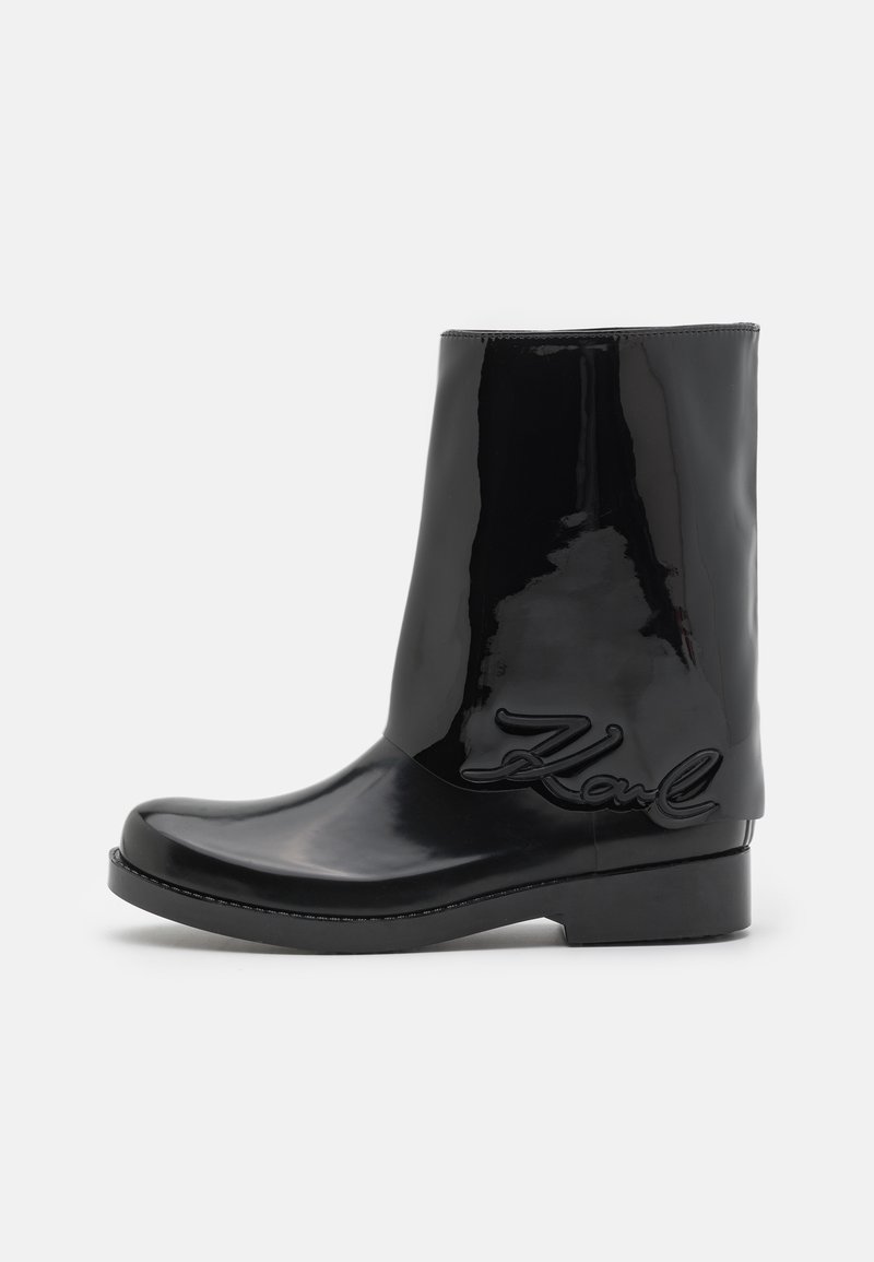 Must mustad musta läikega, ümarate ninade ja keskmise säärekujuga, külje peal on tekstuuriga "Karl" logo. Tasane tald stabiilsuse tagamiseks.
