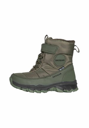 Bota de invierno verde aislada con cierre de velcro, ganchos para cordones, suela gruesa con dibujo y logotipos de las marcas "SKOGAN" y "SKO-TEX" en los laterales.